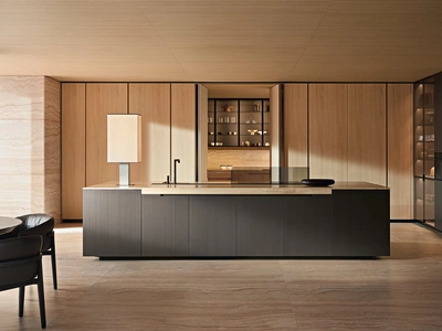 Cucina Design Phoenix in Rovere con isola in laccato Bronzo e Travertino di Poliform