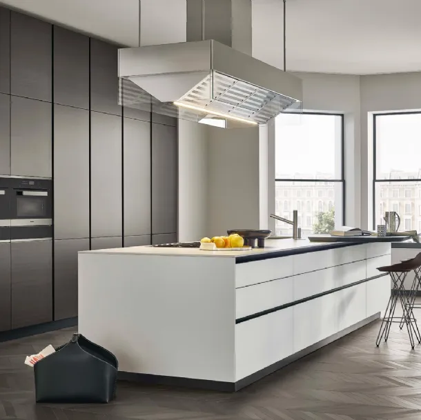 Cucina Design con isola in vetro satinato bianco Twelve 01 di Poliform