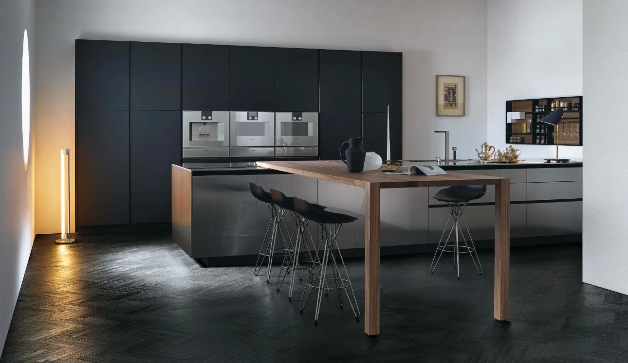 Cucina Design con penisola Twelve 02 in acciaio con piano Break in noce massello di Poliform