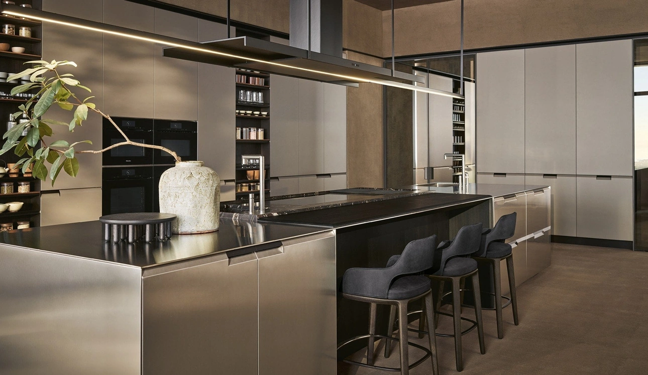 Cucina Design in laccato con isola in acciaio Shape di Poliform