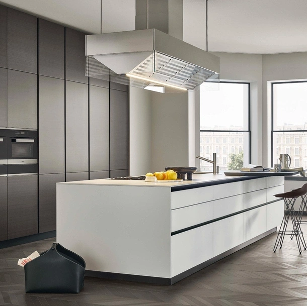 Cucina Design in laccato metallico Bronzo con isola in vetro Bianco Twelve di Poliform