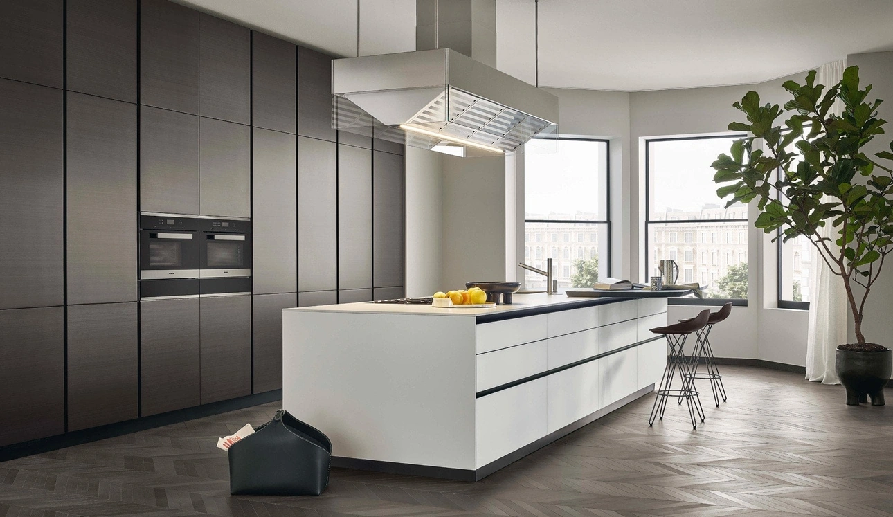 Cucina Design in laccato metallico Bronzo con isola in vetro Bianco Twelve di Poliform
