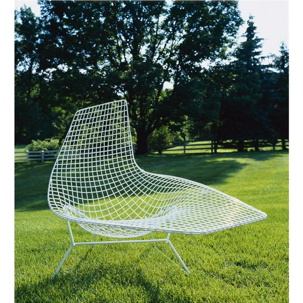Poltroncina in metallo Bertoia Asymmetric Chaise di Knoll