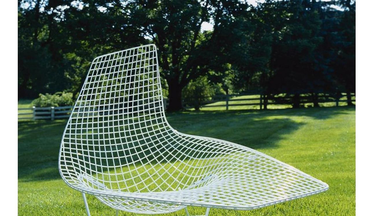 Poltroncina in metallo Bertoia Asymmetric Chaise di Knoll