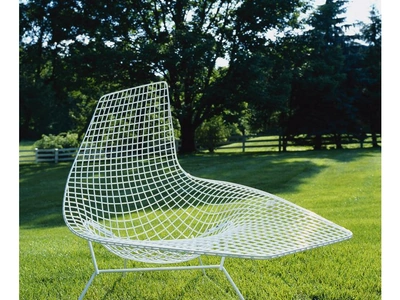 Poltroncina in metallo Bertoia Asymmetric Chaise di Knoll