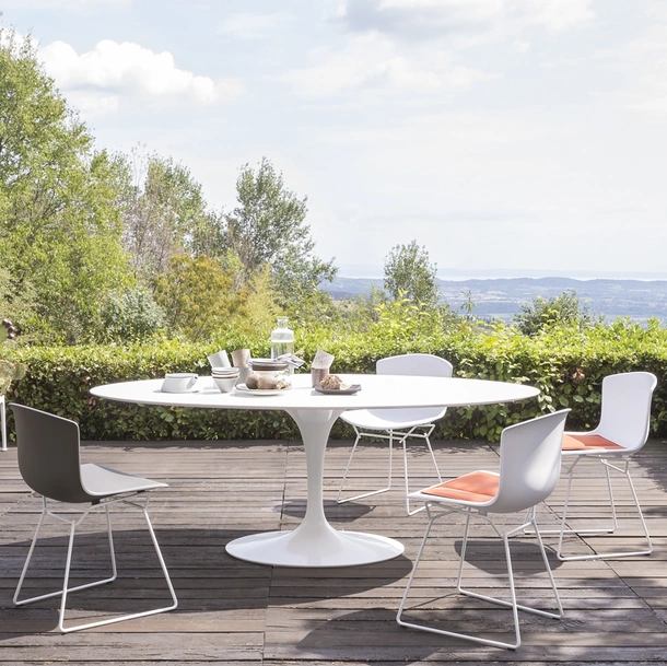 Tavolo da giardino Saarinen Outdoor Dining Table in pietra sintetica di Knoll