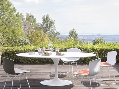 Tavolo da giardino Saarinen Outdoor Dining Table in pietra sintetica di Knoll
