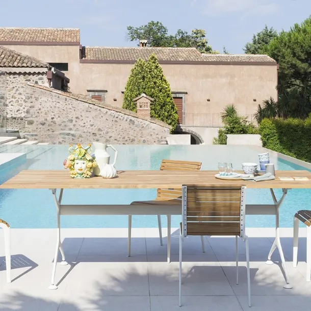 Tavolo e sedie da giardino Teak Tech Wood di Alias