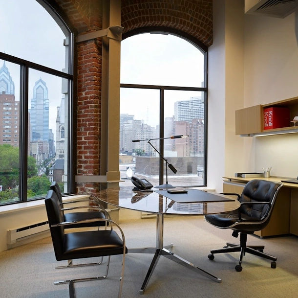 Scrivania Direzionale Florence Knoll Executive Desk Ovale di Knoll